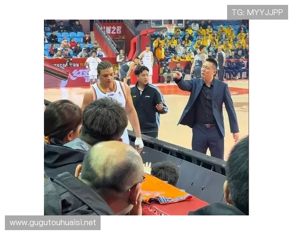 上海队发布会 卢伟称赞球员弗格揽责