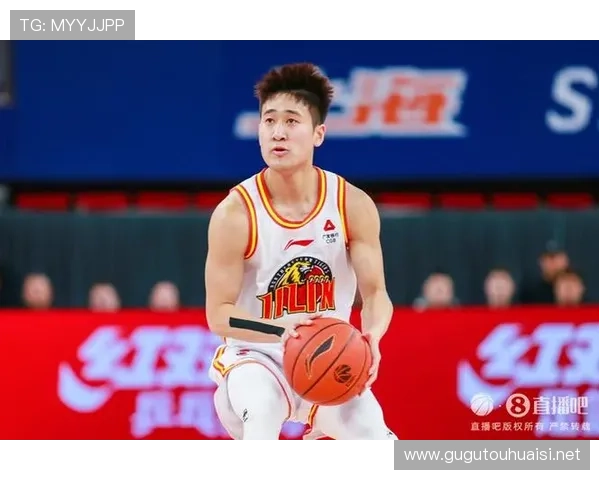中国男篮三节领先姜伟泽超远三分无效